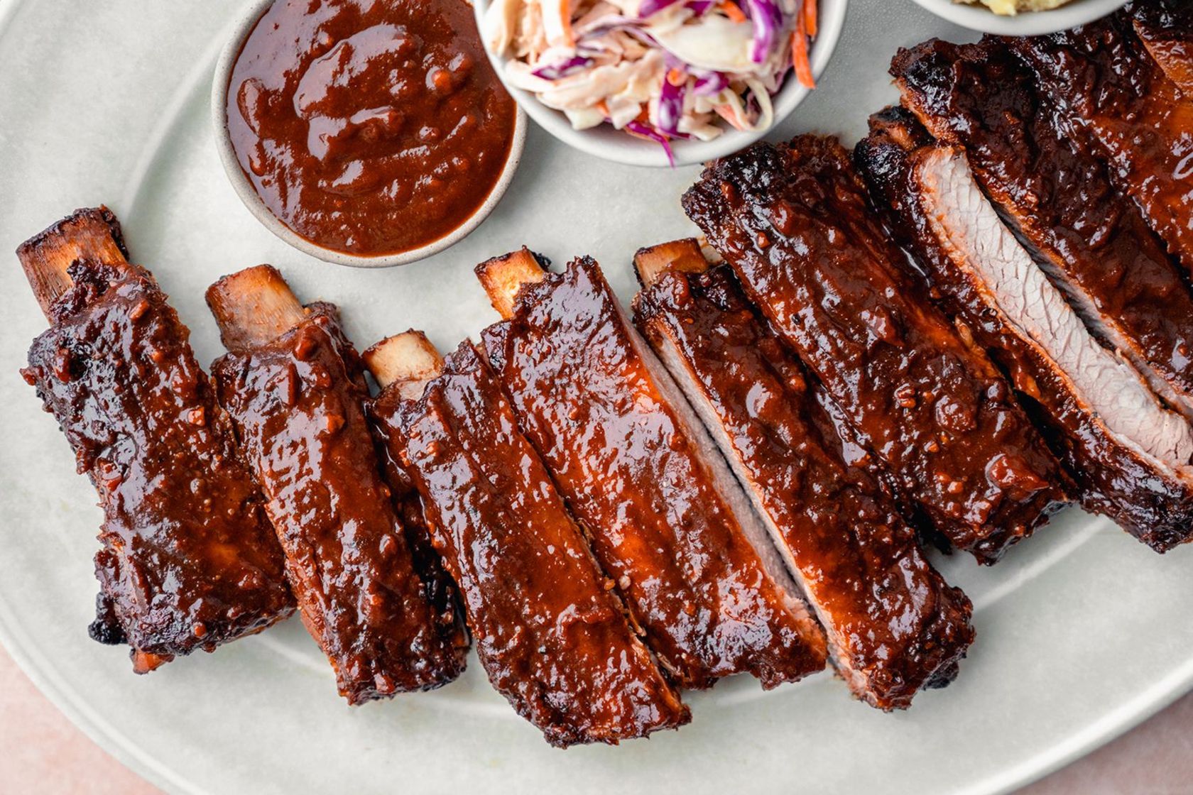 Slow cooked ribs op de OUTR Kamado